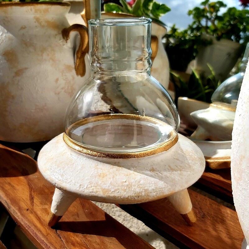 شمعدان شیشه دار پایه دار  پتینه کرم و طلایی طراحی شده با دست و قابل شستشو با آب سرد و اسکاج نرم