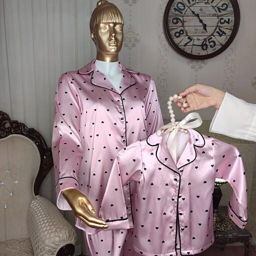 سِت مادر و دختری بلوز و شلوار لاکچری ساتَنLX درجه یک برند بانولَند فری سایز مدل Pink Heart