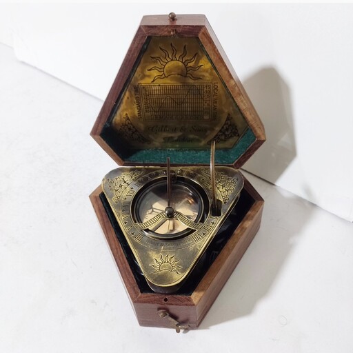 ساعت آفتابی برنجی تراز دار با قطب نما و جعبه دار با سال ساخت 1750 هک شده رویه ساعت ساعت خورشیدی کاملآ کاربردی و دقیق 