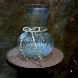 گلدان شیشه ای شُکرانه در ارتفاع 20سانتیمتر (عالیجناب)