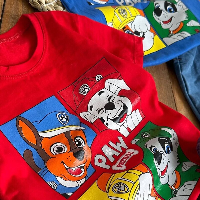 ست تیشرت شلوارک بچگانه با طرح سگ نگهبان در سه رنگ زرد آبی قرمز جنس تیشرت نخ پنبه شلوارک لی کاغذی