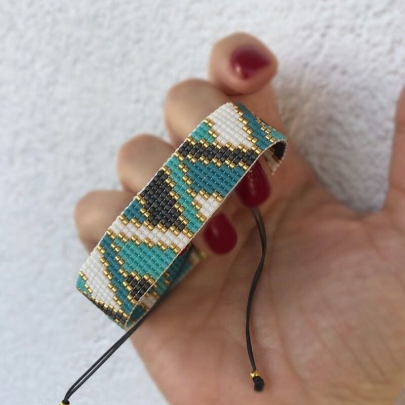 دستبند دخترانه دست ساز منجوق بافی در رنگبندی مورد نظر شما 