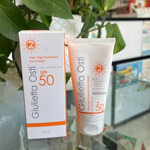 کرم ضد آفتاب بی رنگ SPF 50 مناسب پوست خشک جولیتا اُستی 50 میلی