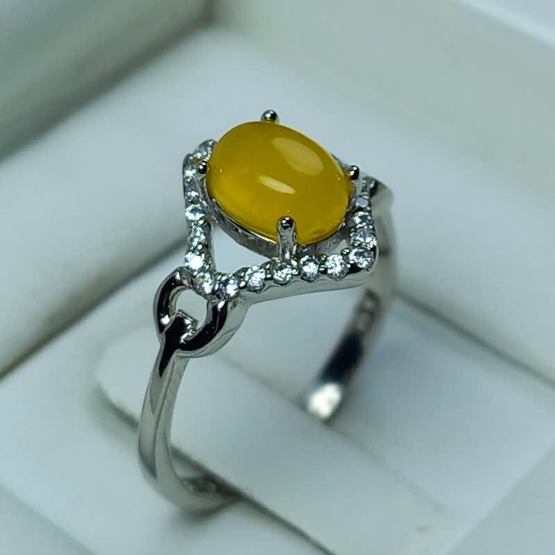 انگشتر نقره زنانه با نگین زیبای  عقیق زرد 