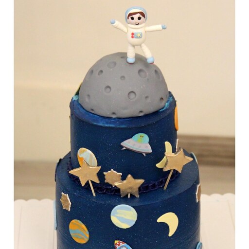 کیک تولد خانگی طرح فضانورد - خامه ای شکلاتی - فیلینگ موز و گردو 
