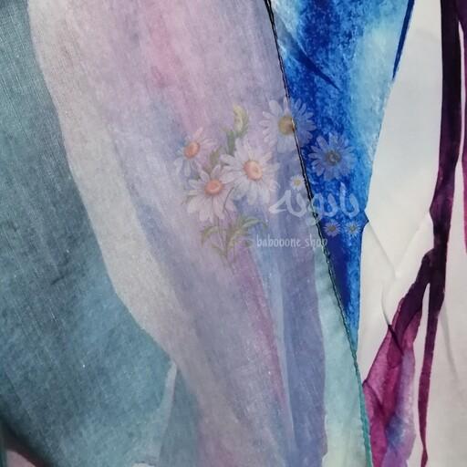 روسری نخی طرح چاپ برگ رنگ آبی بنفش زمینه سفید دور دوخت منگوله دار اندازه حدود 135 سانت