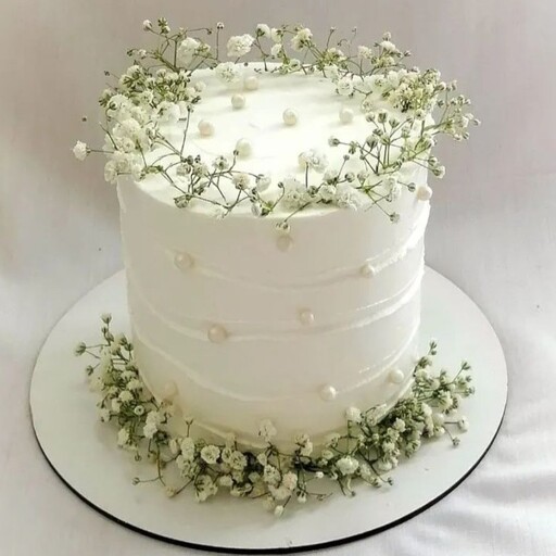 کیک تولد خونگی  با تم کیک عقد و عروسی بوزن 1100 فیلینگ گردو موز کرم شکلات و کریپسی با تزیین گل عروس و طبیعی
