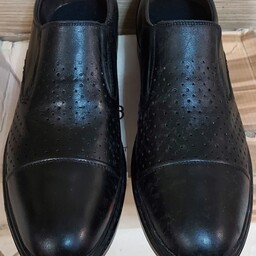 کفش مردانه چرم طبیعی درجه یک، تولید تبریز، سایز 44، رنگ مشکی، طرح سوراخ دار
