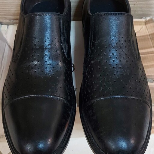 کفش چرم طبیعی درجه یک، طرح سوراخ دار، کیفیت اعلا، تولید تبریز، سایز 44، رنگ مشکی، مردانه