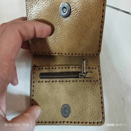 کیف پول، جاکارتی چرم طبیعی با دوردوخت بسیار ظریف و محکم، رنگ کرمی، آهنربایی