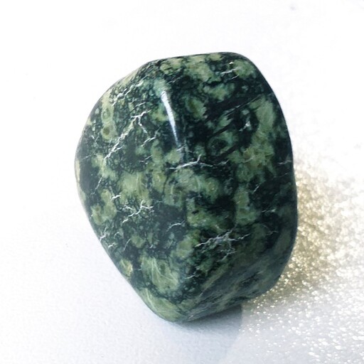 سنگ یشم سرپانتین معدنی با کیفیت،فرکانس و قیمت عالی،(31گرم)،(کدT147)