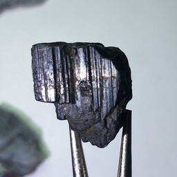 سنگ تورمالین مشکی(شورل) اصل و معدنی با کیفیت فرکانس عالی و کمتریت قیمت کاملا تضمینی،راف(13گرمی)،(کدT582)