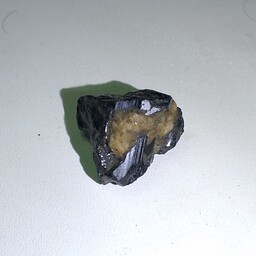 سنگ تورمالین مشکی(شورل) معدنی با کیفیت،فرکانس و قیمت تضمینی،راف(13گرم)،(کدRT22)