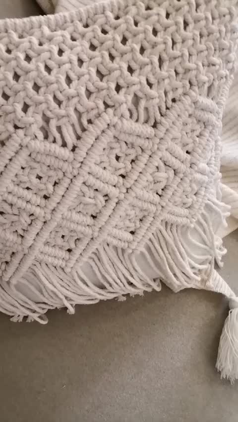 کوسن مکرومه سایز40در40بافته شده از نخ مکرومه تابیده جنس پارچه کوسن متقال پنبه درجه یک پر شده از الیاف ویسکوز درجه یک 