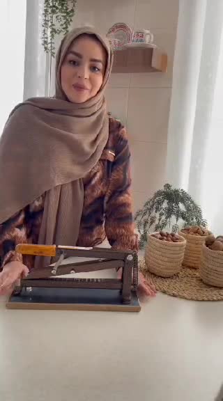 آسانشکن همه کاره خانگی بی خطر عمری ایرانی آهنی رنگ کوره ای بادامشکن گردوشکن