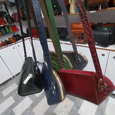 کیف دوشی چرم طبیعی دستدوز ، نقلی اما جادار، در رنگبندی متنوع