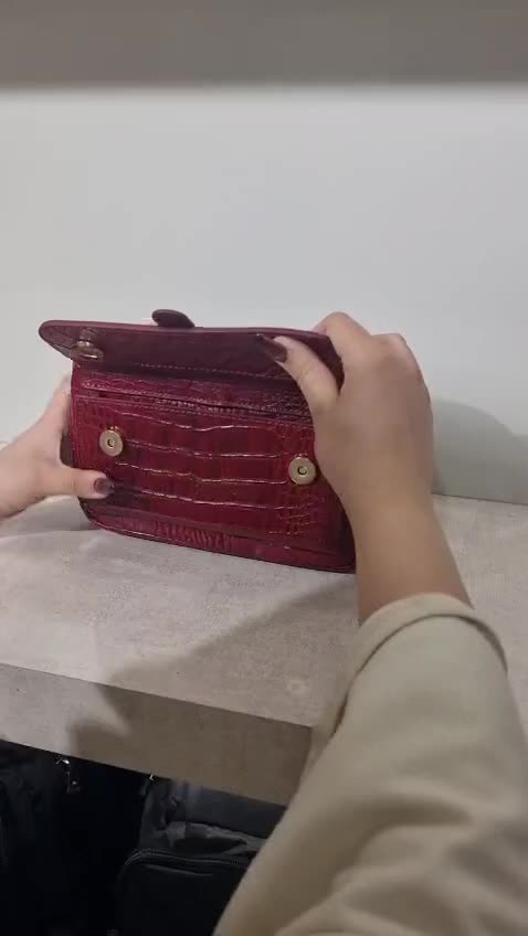 کیف دوشی زنانه تمام چرم طبیعی زنانه  جنس رویه ضدخش کروکو و فولوتر  فضای اصلی زیپ و جلو دکمه  قی