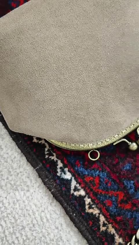 کیف دوشی زنانه مجلسی دهانه فلزی مخمل سوئیت بند زنجیری نسکافه ای