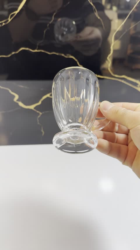 فنجان لب طلا پایه دار خطی