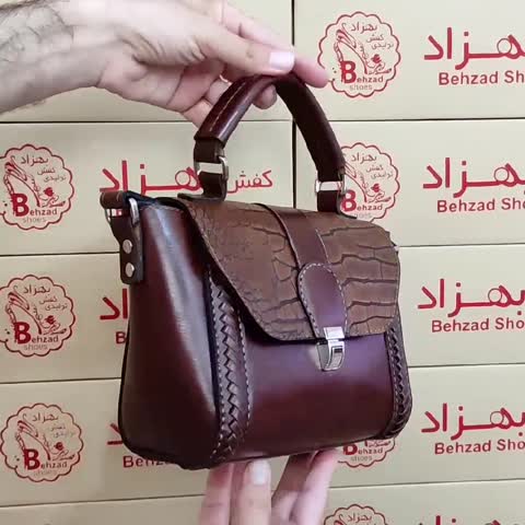 کیف دوشی چرم طبیعی گاوی دست دوز زنانه دخترانه رنگ قهوه ای تک زیپ داخل کیف تک خانه بند چرمی بلند قابل تنظیم کیفیت عالی