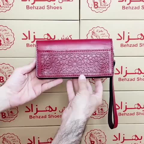 کیف پول دستی زنانه دخترانه تمام چرم طبیعی گاوی دست دوز رنگ قرمز لیزر شده 6 جای کارت جای پول و گوشی  بند مچی چرم