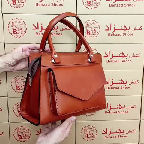 کیف دستی تمام چرم طبیعی گاوی زنانه دخترانه رنگ عسلی دوخت ماشینی دارای جا موبایل و کیف پول کیفیت عالی 