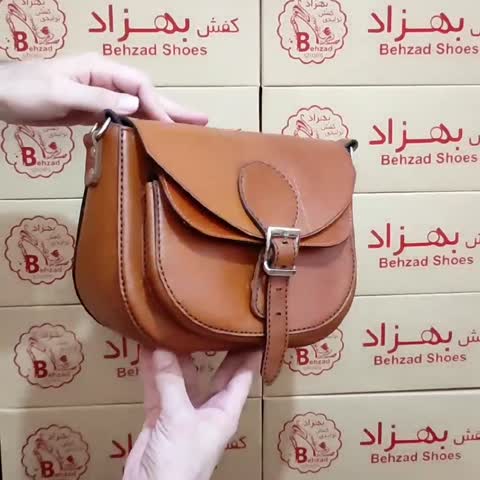 کیف دوشی تمام چرم طبیعی گاوی درجه یک زنانه دخترانه رنگ عسلی دست دوز بند قابل تنظیم  تک زیپ جای موبایل و گوشی