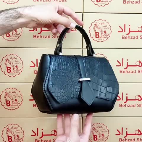 کیف کراواتی دستی و دوشی تمام چرم طبیعی گاوی دخترانه زنانه رنگ مشکی دست دوز بند  چرمی قابل تنظیم تک زیپ داخل کیف تک خانه