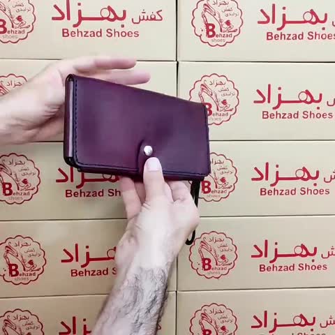 کیف پول دستی زنانه دخترانه تمام چرم طبیعی گاوی دست دوز رنگ زرشکی 9 جای کارت جای عکس سیم کارت پول و گوشی بند مچی چرم