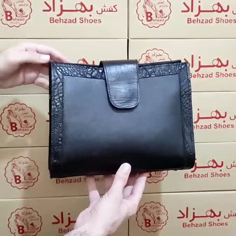 کیف دوشی  تمام چرم طبیعی گاوی زنانه دخترانه رنگ مشکی  دوخت ماشینی داخل کیف تک خانه بند دوشی قابل تنظیم 