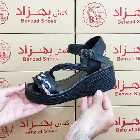 صندل تابستانی لژ دار زنانه دخترانه رنگ مشکی سایز 37 تا 40 زیره پیو لژ 6 سانتی رویه نگین و  چرم صنعتی بند سگکی سبک و راحت