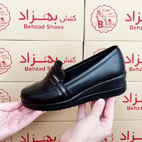 کفش راحتی زنانه بزرگ پا سایز 37 تا 42 رنگ مشکی زیره پیو سبک لژ چهار سانتی رویه چرم صنعتی   
