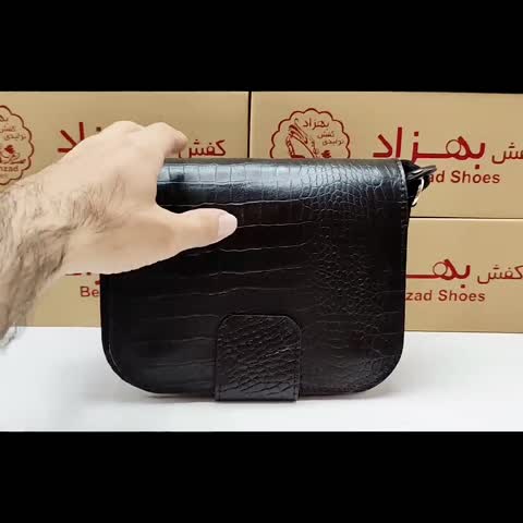 کیف دوشی زنانه تمام چرم طبیعی گاوی از بهترین و مرغوب ترین چرم آستر چرم رنگ مشکی ماشین دوز داخل کیف دو خانه تک زیپ 