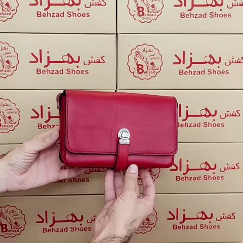 کیف دوشی تمام چرم طبیعی گاوی درجه یک زنانه دخترانه رنگ قرمز دوخت ماشینی بند قابل تنظیم جاکارتی تک زیپ کیفیت عالی سبک