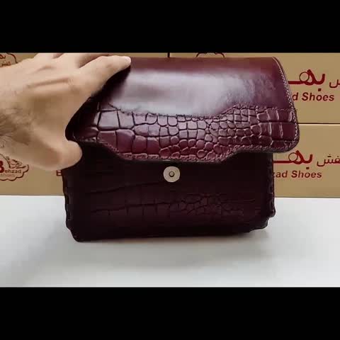 کیف دوشی زنانه تمام چرم طبیعی گاوی از بهترین و مرغوب ترین چرم رنگ زرشکی ماشین دوز داخل کیف دو خانه تک زیپ جای گوشی 