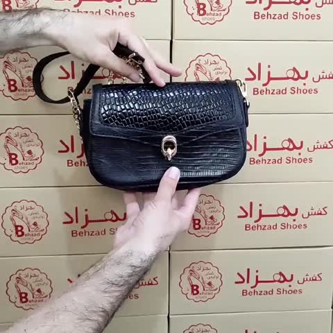 کیف دوشی زنانه دخترانه بند زنجیری مجلسی چرم طبیعی گاوی رنگ مشکی دست دوز داخل کیف تک زیپ تک خانه کیفیت عالی