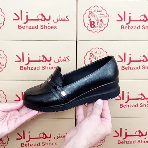 کفش راحتی زنانه بزرگ پا سایز 37 تا 42 رنگ مشکی زیره پیو سبک لژ چهار سانتی رویه چرم صنعتی  