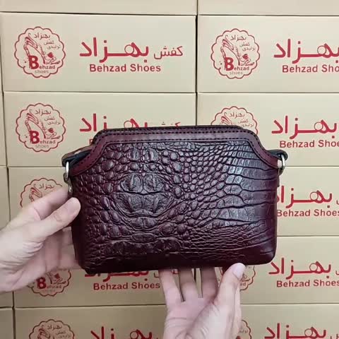 کیف دوشی تمام چرم طبیعی گاوی دخترانه زنانه رنگ زرشکی دست دوز بند قابل تنظیم داخل کیف تک زیپ داخل کیف تکخانه 