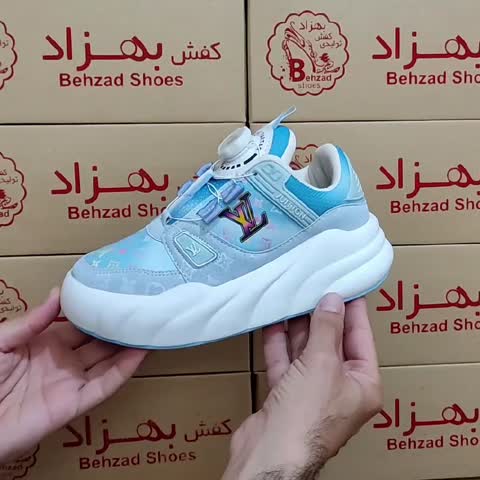 کتونی lv بچه گانه دخترانه رنگ آبی سایز 33 تا 38 زیره پیو بند پُمپی فنری لژ 4 سانتی رویه چرم صنعتی سبک و راحت