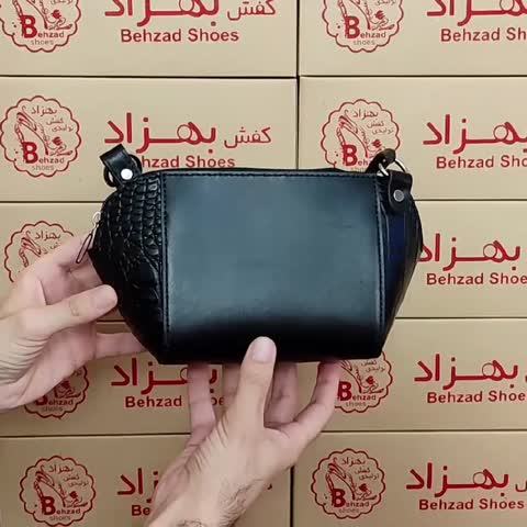 کیف دوشی کوچک تمام چرم طبیعی گاوی درجه یک زنانه دخترانه رنگ مشکی دست دوز بند قابل تنظیم تک زیپ کیفیت عالی خیلی سبک