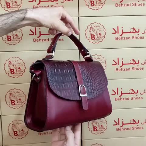 کیف دوشی تمام چرم طبیعی گاوی زنانه رنگ زرشکی دوخت ماشینی داخل کیف تک خانه تک زیپ کیفیت عالی بند قابل تنظیم