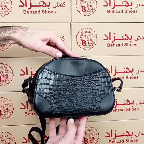 کیف دوشی تمام چرم طبیعی گاوی زنانه دخترانه رنگ مشکی دست دوز بند قابل تنظیم داخل کیف تک زیپ تک خانه