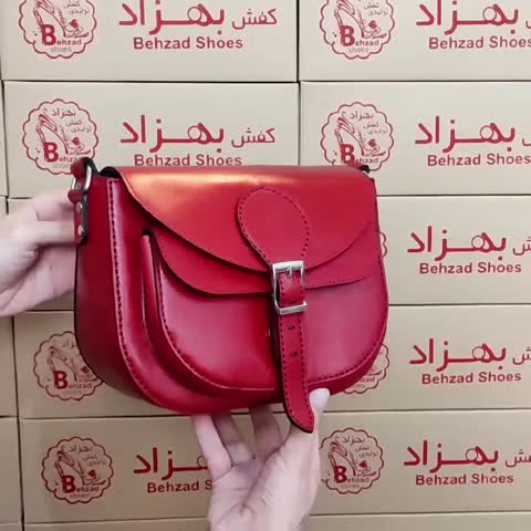 کیف دوشی تمام چرم طبیعی گاوی درجه یک زنانه دخترانه رنگ قرمز دست دوز بند قابل تنظیم  تک زیپ کیفیت عالی 
