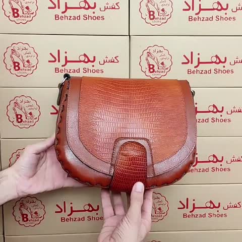 کیف دوشی تمام چرم طبیعی گاوی درجه یک زنانه دخترانه رنگ عسلی دوخت ماشینی بند قابل تنظیم کیفیت عالی 