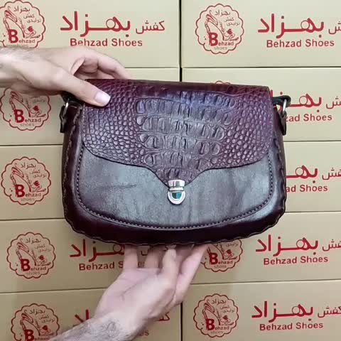 کیف دوشی زنانه دخترانه تمام چرم طبیعی گاوی درجه یک رنگ زرشکی دست دوز جای گوشی و کیف پول بند چرمی دوشی بلند تک خانه