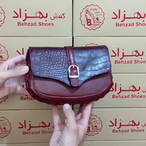 کیف دوشی زنانه دخترانه تمام چرم  طبیعی گاوی درجه یک رنگ زرشکی دوخت ماشینی بند دوشی چرمی قابل تنظیم داخل کیف تک خانه  