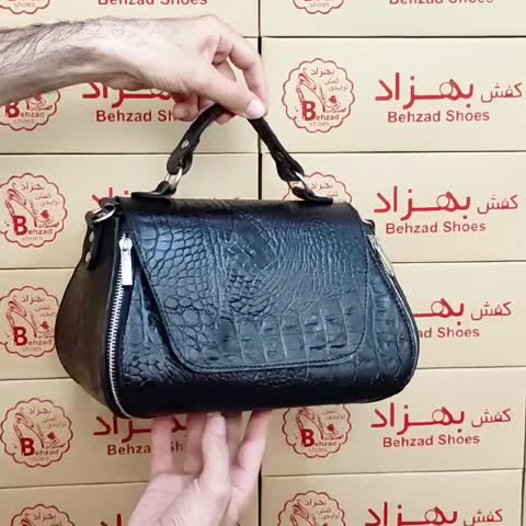 کیف دوشی زنانه دخترانه تمام چرم طبیعی گاوی درجه یک رنگ مشکی تمام دست دوز بند چرمی دوشی بلند قابل تنظیم داخل کیف تک خانه