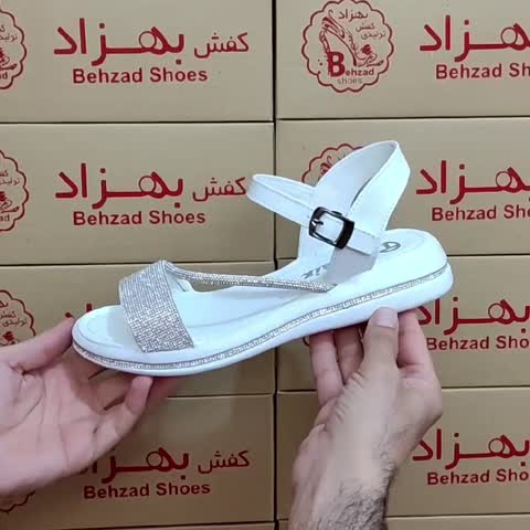 صندل تابستانی نگینی زنانه دخترانه رنگ سفید سایز 37 تا 40 زیره پیو بند سگکی لژ 4 سانتی رویه نگین و چرم صنعتی سبک  راحت