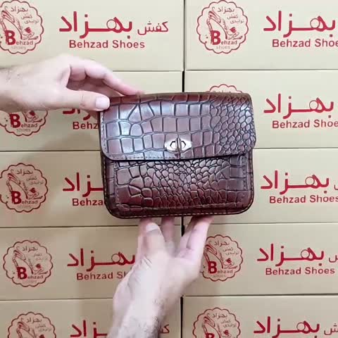 کیف دوشی زنانه دخترانه تمام چرم طبیعی گاوی درجه یک رنگ قهوه ای دوخت ترکیب دست دوز و ماشینی بند دوشی چرمی قابل تنظیم 