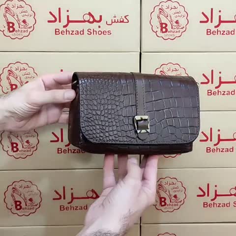 کیف دوشی کوچک تمام چرم طبیعی گاوی درجه یک زنانه دخترانه رنگ قهوه ای دوخت ماشینی بند قابل تنظیم داخل کیف دو خانه 